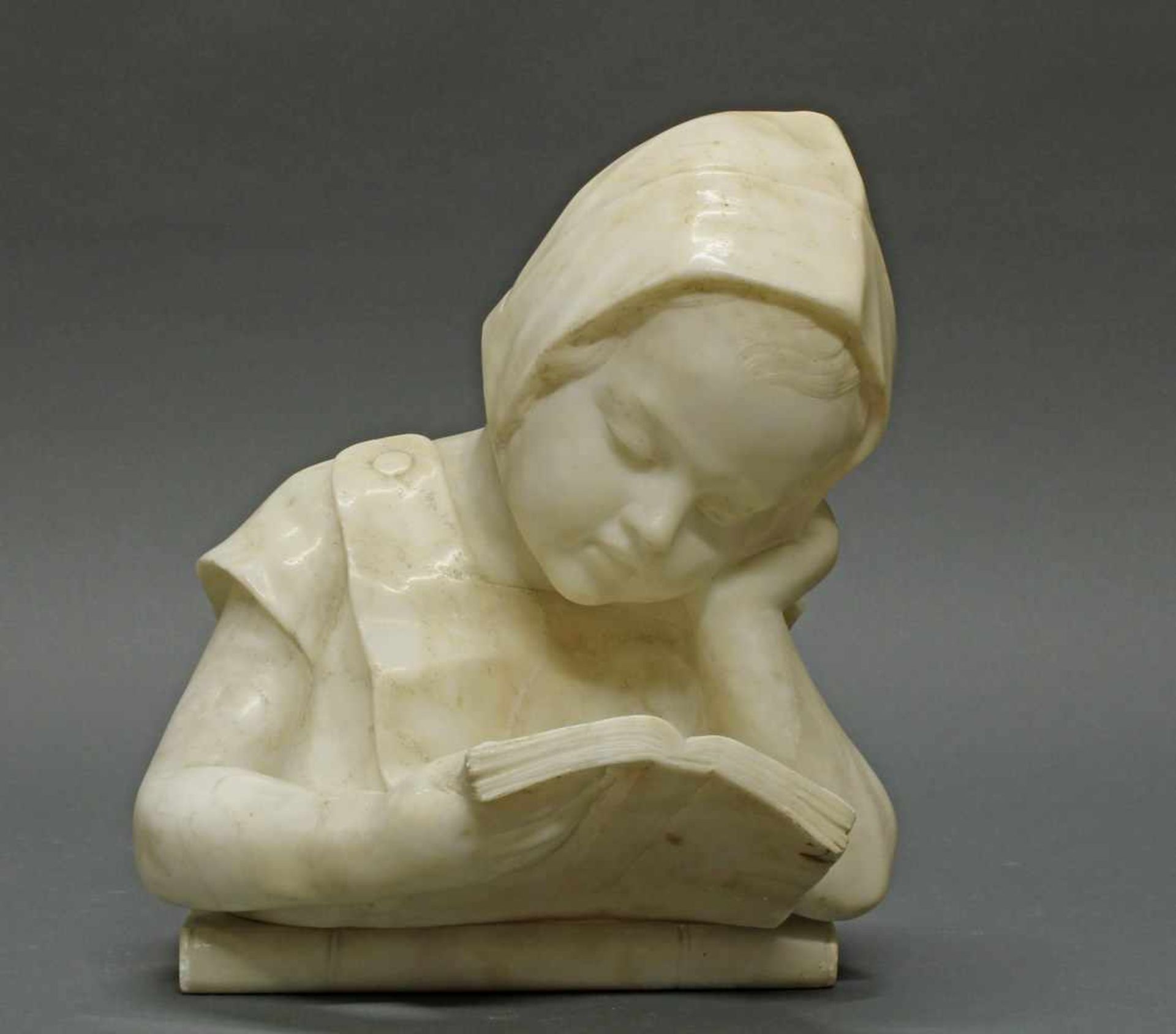 Büste, Marmor, "Lesendes Mädchen", auf einem Buch aufgestützt, 19. Jh./Anfang 20. Jh., 31 cm hoch,