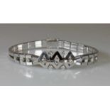 Armband, WG 585, 13 Brillanten zus. ca. 0.95 ct., alle etwa w/lpr.-vvs, zweireihiges Stäbchenmuster,