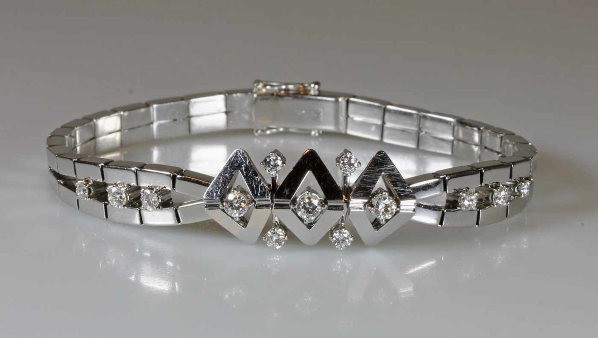 Armband, WG 585, 13 Brillanten zus. ca. 0.95 ct., alle etwa w/lpr.-vvs, zweireihiges Stäbchenmuster,