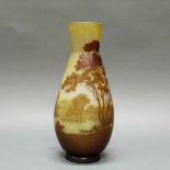 Vase, "Paysage lacustre", Emile Gallé, um 1910, bernsteinfarbenes Überfangglas auf milchigem,