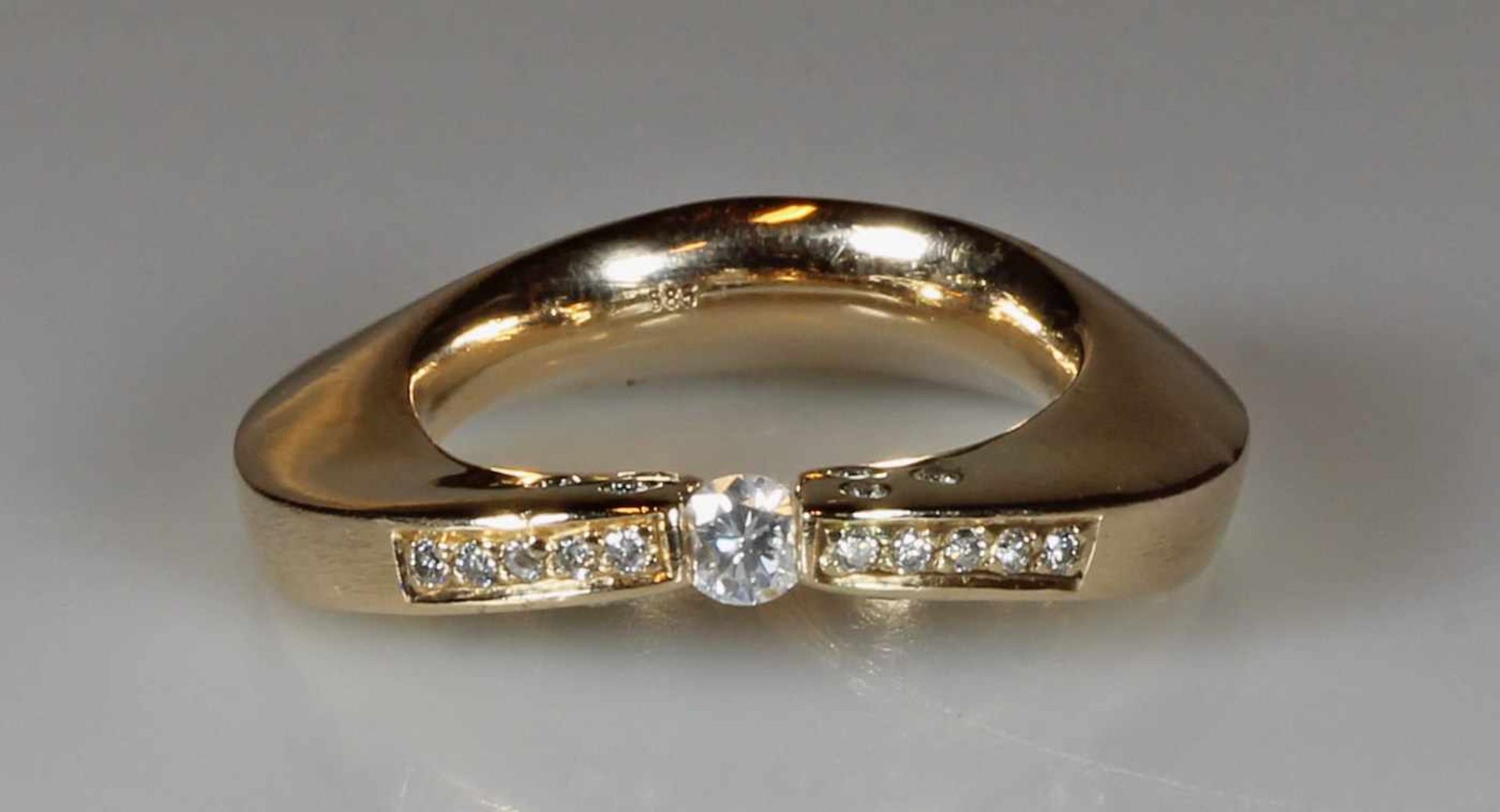 Spannring, Atelierarbeit, GG 585, 1 Brillant ca. 0.10 ct., Ringschiene besetzt mit 18 Brillanten