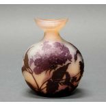 Vase, Emile Gallé, um 1910, Glas, violetter Überfangdekor mit Holunderblüten auf weißlich-
