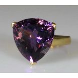 Ring, GG 750, 1 facettierter Amethyst im Triangelschliff, 9.3 g, RM 17.5