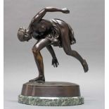 Bronze, dunkel patiniert, "Kugelspielerin (?)", auf der Plinthe bezeichnet Otto Lessing und