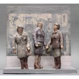 Plastik, 3 Figuren aus bemaltem Pappmaché vor bearbeitetem Foto, auf Holzkonstruktion, "Frauen in