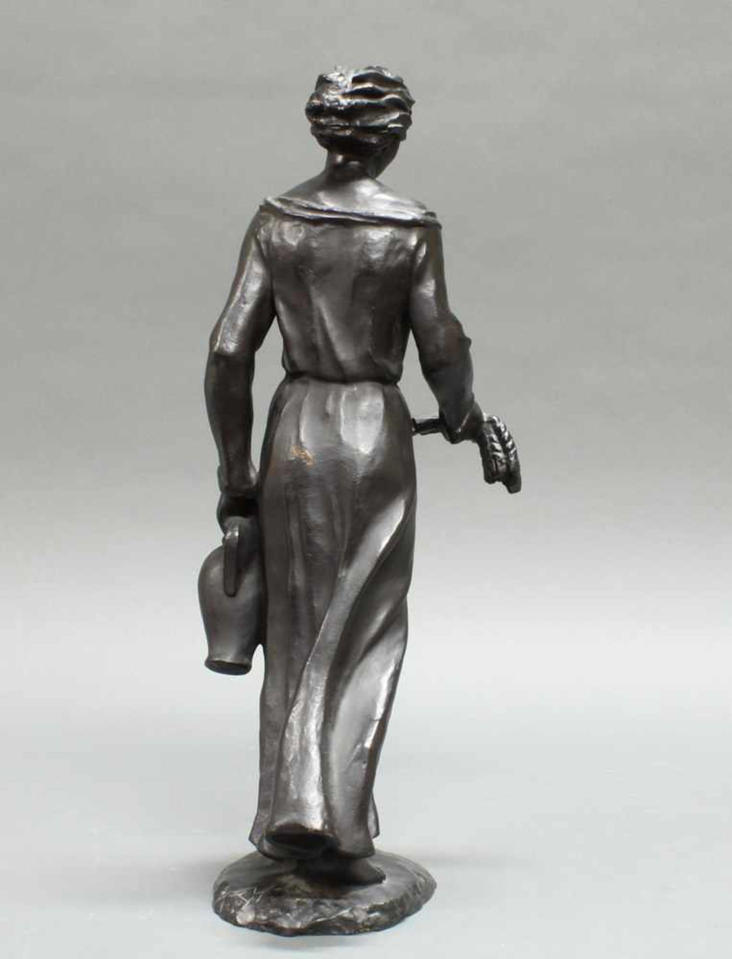 Plastik, Eisenguss, "Frau mit Krug und Ähren", auf dem Sockel bez. MH, 45 cm hoch Heinrich - Image 7 of 12