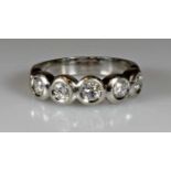 Ring, WG 585, 5 Brillanten zus. ca. 1.0 ct., etwa tcr-cr/si, Goldgewicht ca. 7.2 g, RM 19.5- - -25.