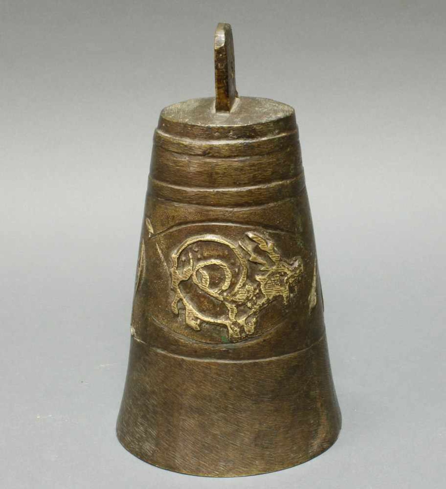 Glocke, 20. Jh., Bronze, Tiermotive, 27 cm hoch, Klöppel fehlt- - -25.00 % buyer's premium on the - Bild 3 aus 4