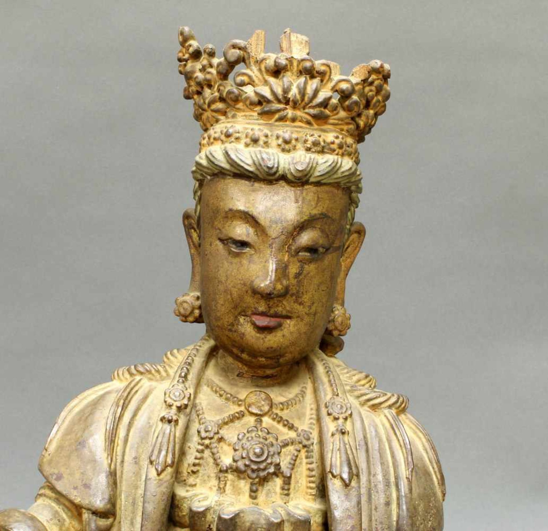 Figur, "Sitzende Guanyin auf einem Felsen", China, 19./20. Jh., Holz, geschnitzt, Reste farbiger - Bild 3 aus 10