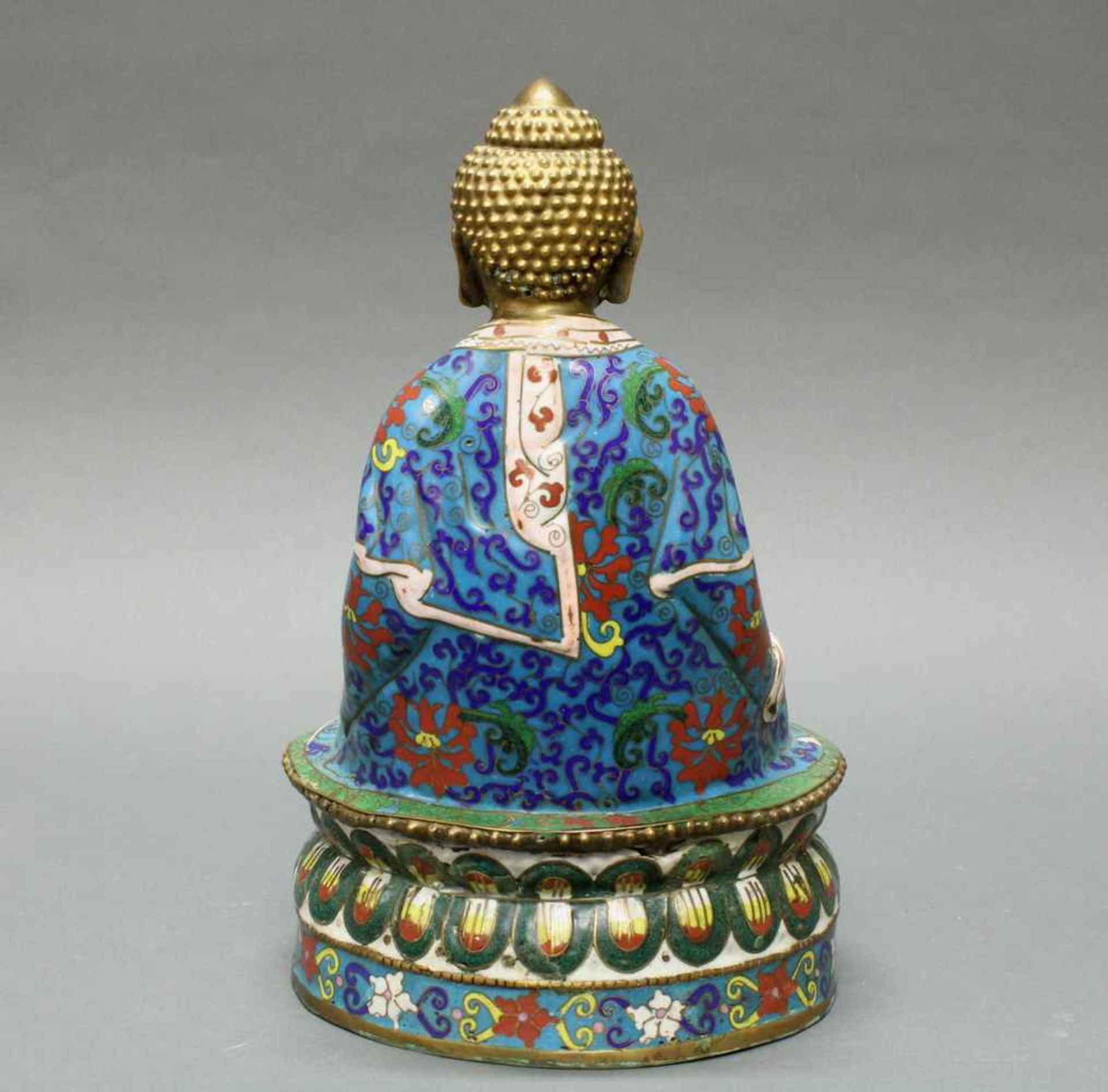 Buddha, China, spätes 19./20. Jh., Cloisonné, im Meditationssitz, auf doppeltem Lotossockel, in - Bild 3 aus 4