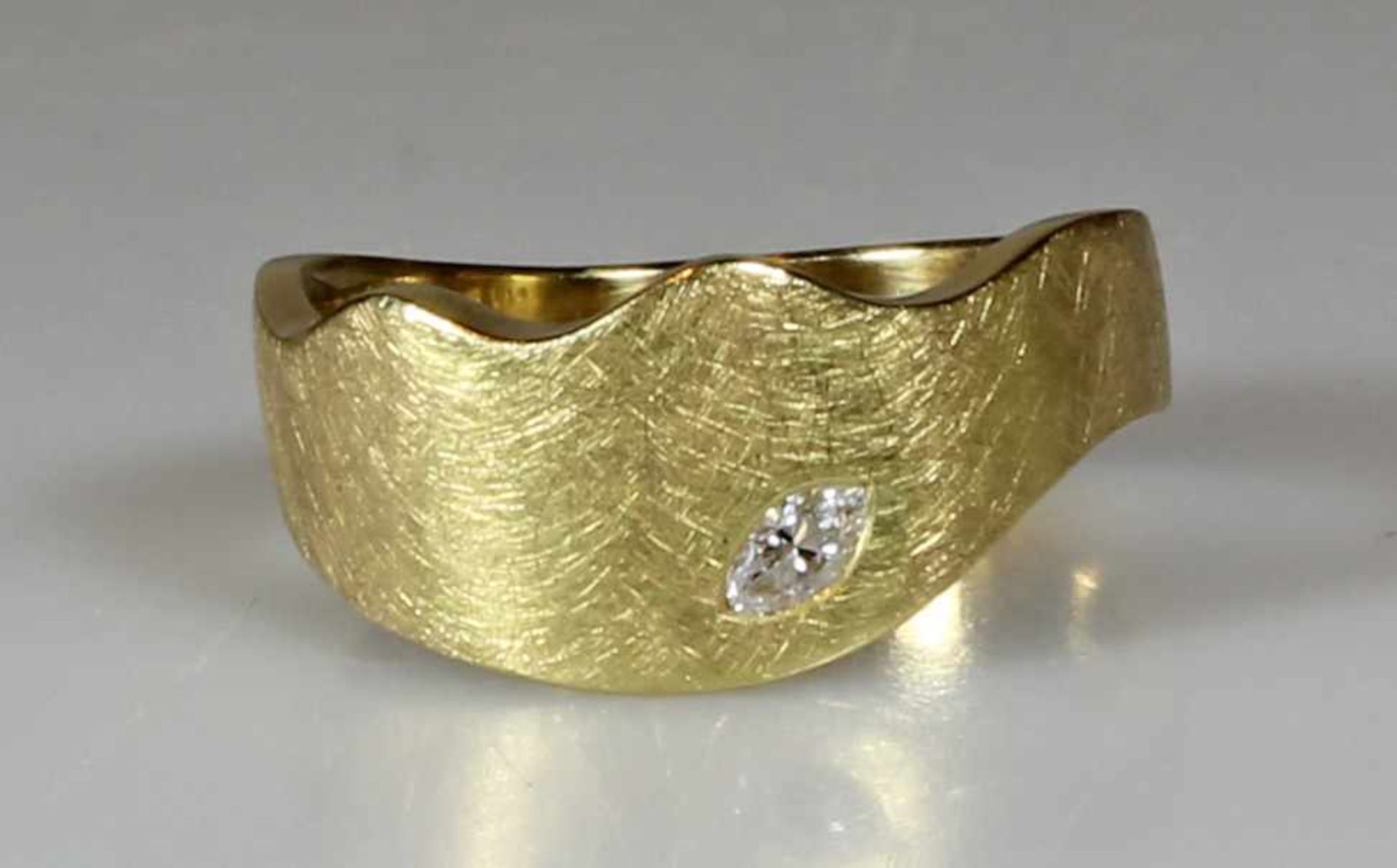 Ring, GG 750, 1 Diamant ca. 0.14 ct., Navetteschliff, 11 g, RM 20- - -25.00 % buyer's premium on the - Bild 2 aus 2