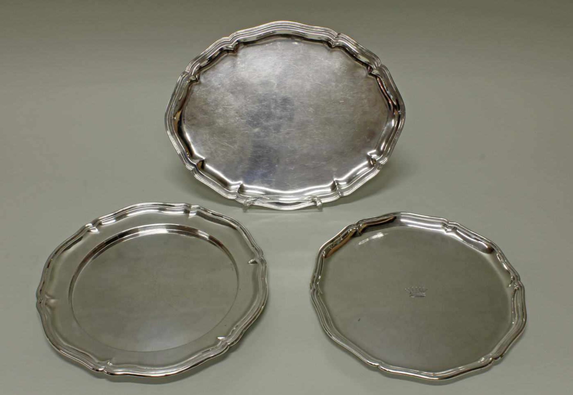 2 Vorlegeplatten, Silber 800, passig-geschweifter Profilrand, 1x rund, 1x oval, ø 31.5 cm, 37 x 29 - Image 2 of 2