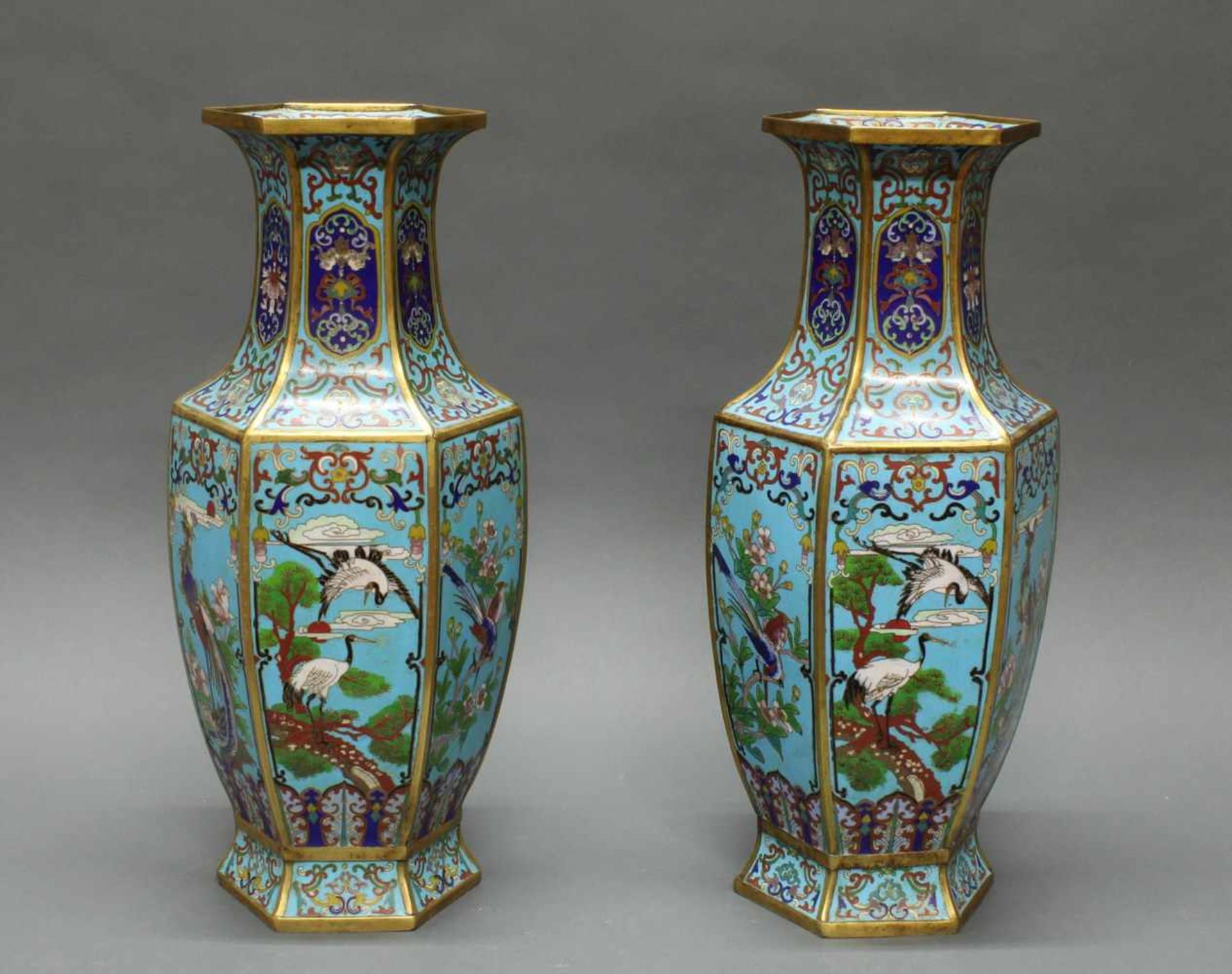 Paar Vasen, China, um 1900, Cloisonné, hexagonale Form, dekoriert mit Phönix auf Felsen und - Bild 6 aus 6