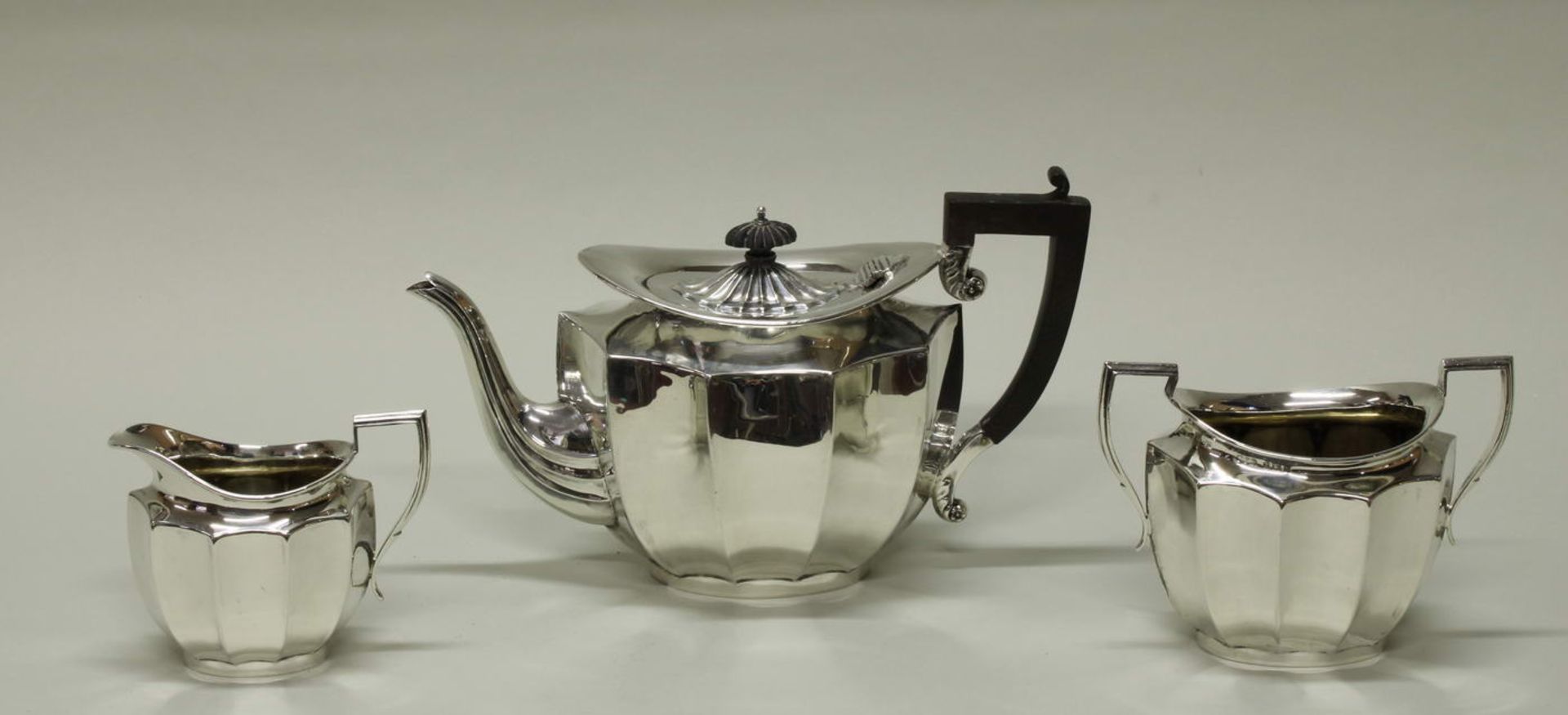 Teekanne, Sahnegießer, Zuckerschale, Silber 925, Birmingham, 1907, Meistermarke WGK, facettiert, J-