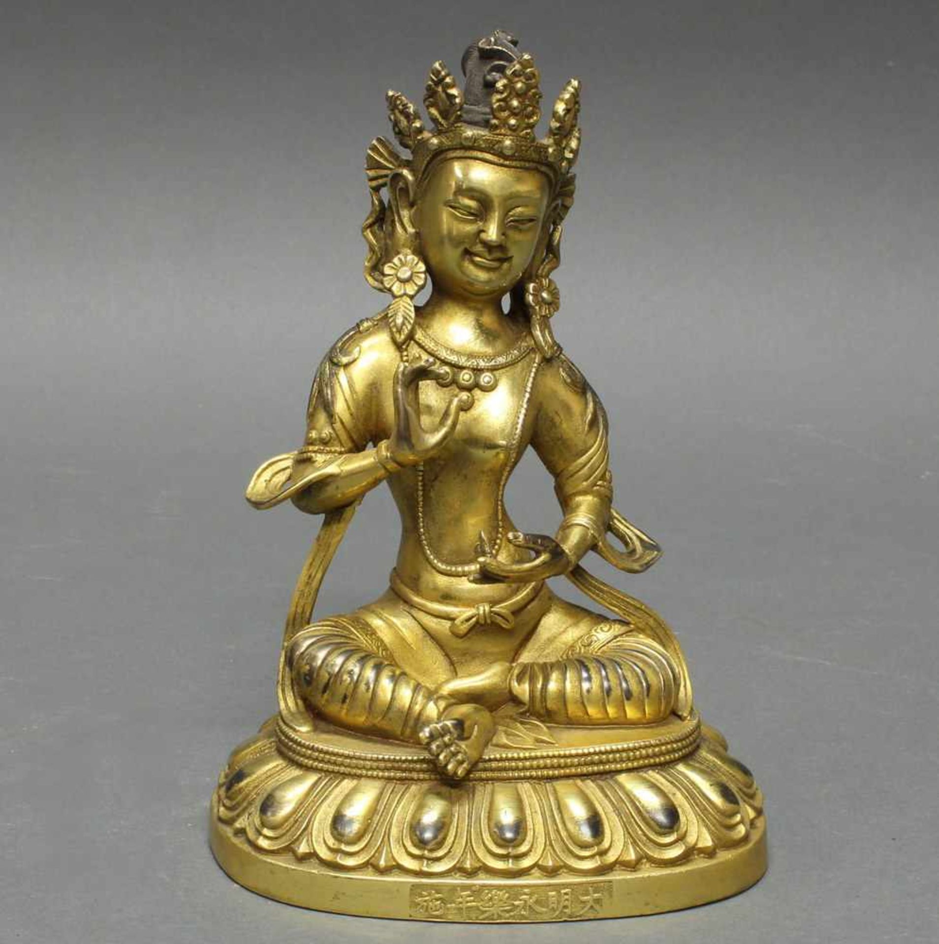 Sitzender Buddha, Asien, neuzeitlich, Bronze vergoldet, Sockel mit Schriftzeichen, 19.5 cm