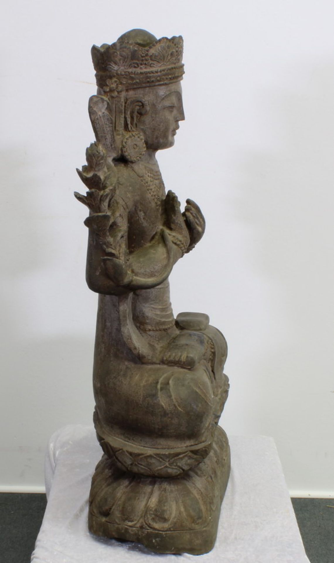 Steinfigur, "Bodhisattva Guanyin", China, im Meditationssitz auf doppeltem Lotossockel, die Hände in - Bild 7 aus 10