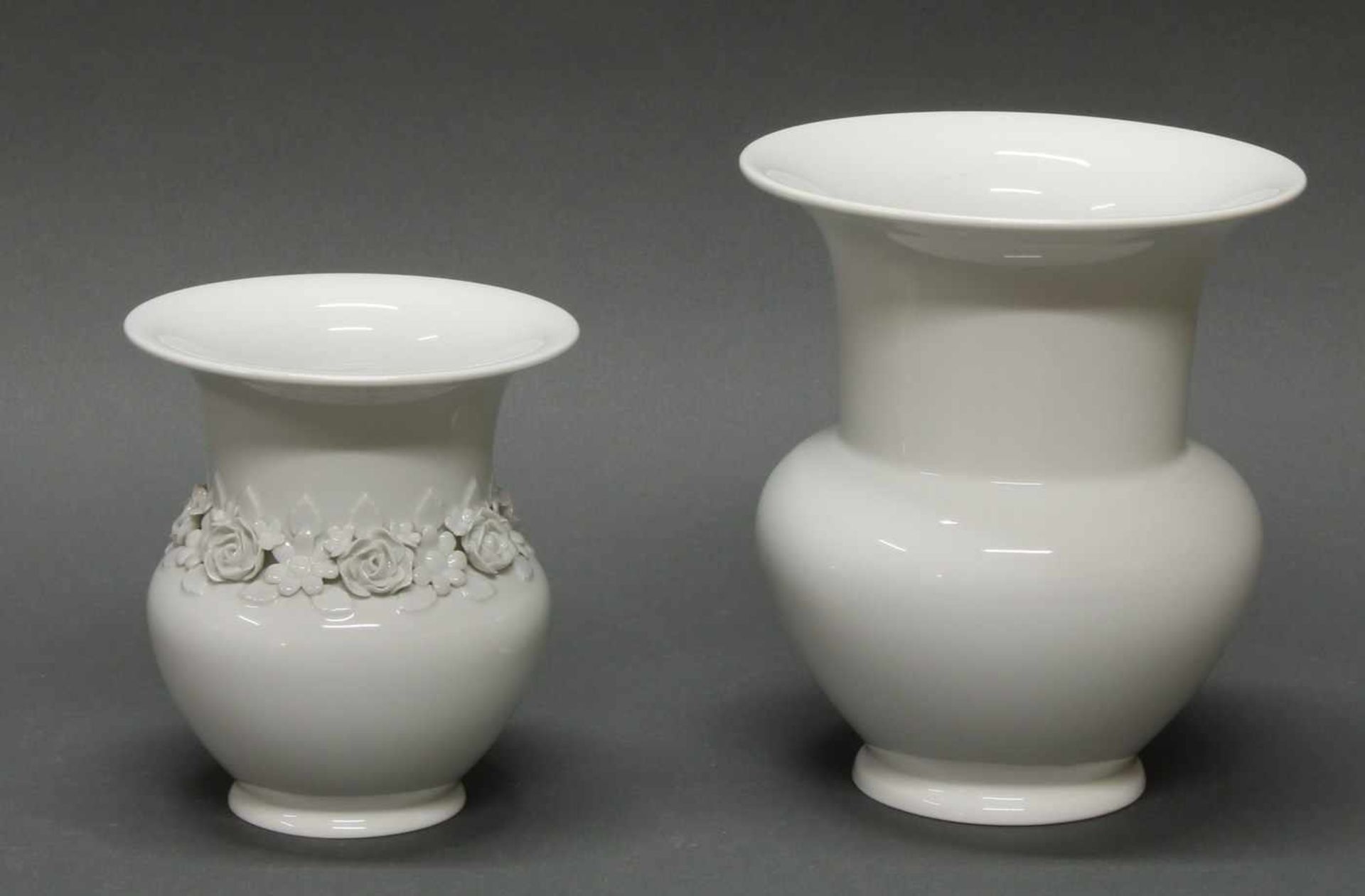 2 Vasen, KPM Berlin, Weißporzellan, 1x mit plastischen Blüten, 14.5-19 cm hoch- - -25.00 % buyer's