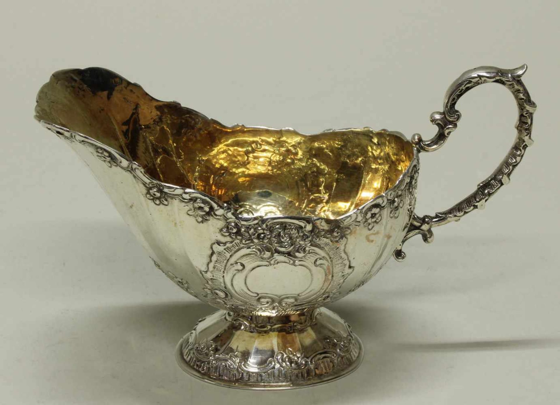 Saucière, Silber 800, deutsch, innen vergoldet, florale Rokokozier, 11.5 cm hoch, ca. 250 g- - -25.