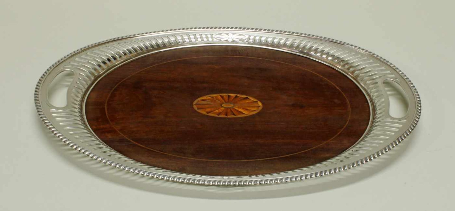Tablett, Silber 925, oval, Spiegel aus Mahagoni mit Fächerintarsie, Rand à jour gearbeitet mit - Image 2 of 2
