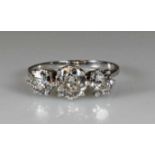 Ring, Platin 950, 1 Altschliff-Diamant ca. 1.30 ct., 2 Altschliff-Diamanten zus. ca. 1.25 ct.,