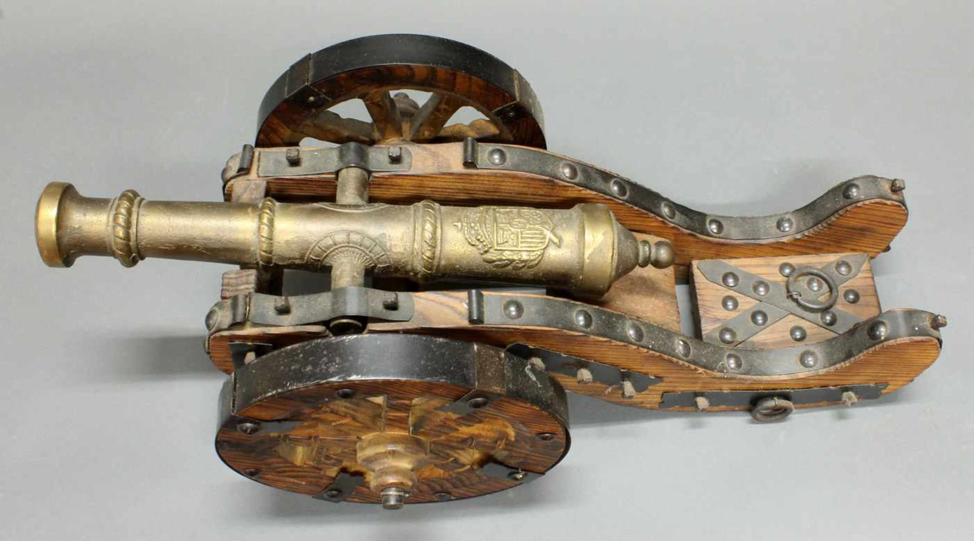 Modellkanone, Rohr aus Bronze mit reliefiertem Wappen, Holzgestell mit geschwärztem Eisenbeschlag, - Bild 4 aus 6