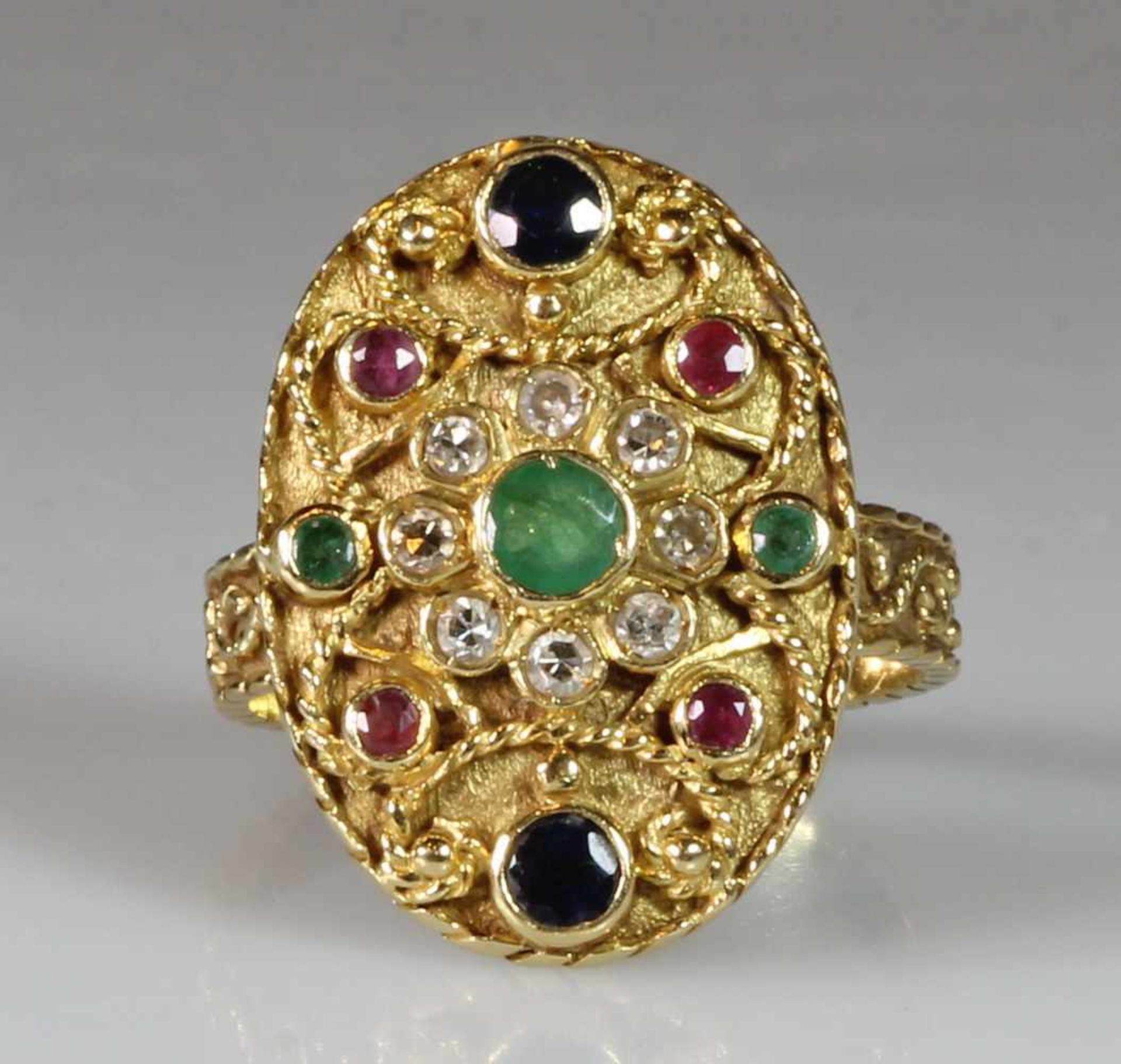Ring, GG 750, 8 Brillanten zus. ca. 0.40 ct., 3 Smaragde, 4 Rubine, 2 Saphire, 7 g, RM 17.5- - -25. - Bild 2 aus 2