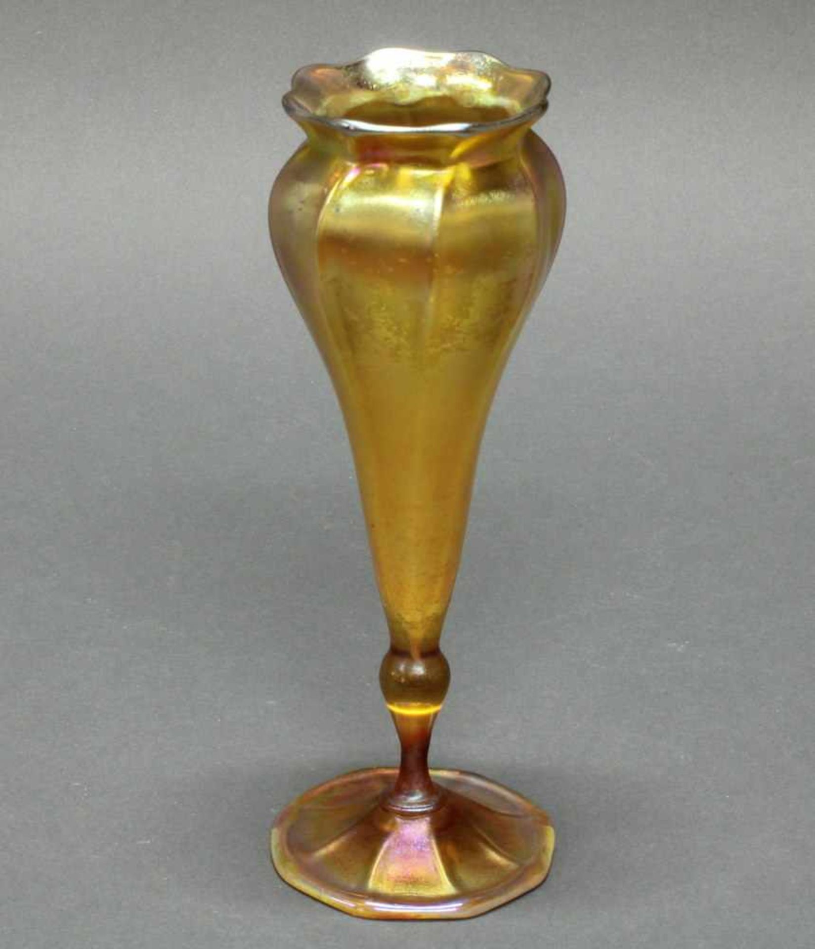 Kelchvase, New York, Tiffany Favrile, Glas, silbergelbliche Pulveraufschmelzungen, lüstrierend, - Bild 2 aus 4