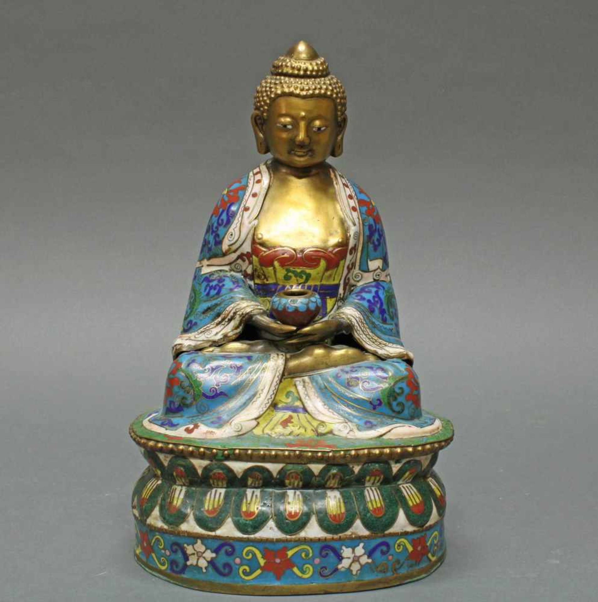 Buddha, China, spätes 19./20. Jh., Cloisonné, im Meditationssitz, auf doppeltem Lotossockel, in - Bild 2 aus 4