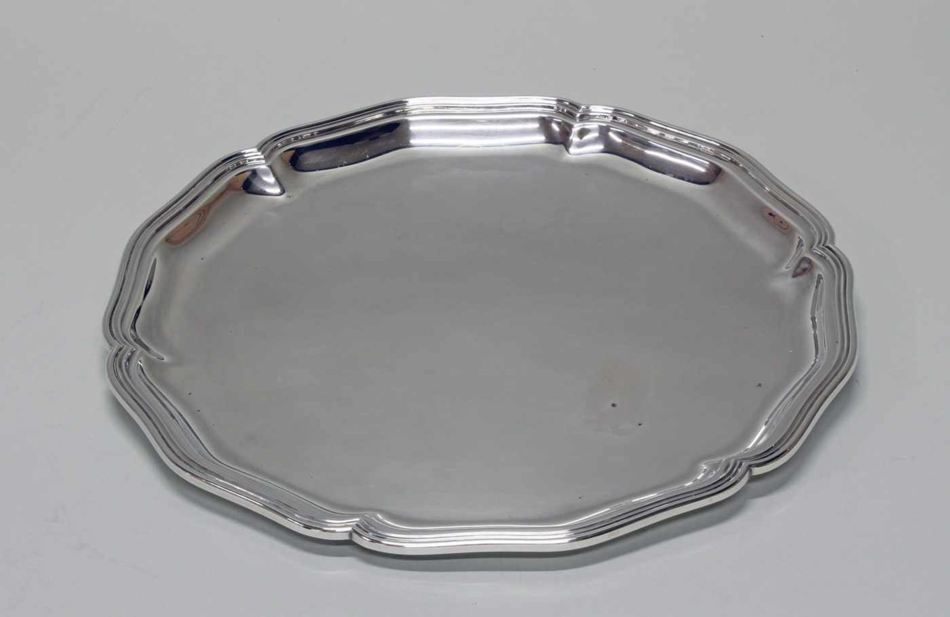 Platte, Silber 800, Italien, passig-geschweifter Profilrand, ø 33 cm, ca. 710 g- - -25.00 % buyer'