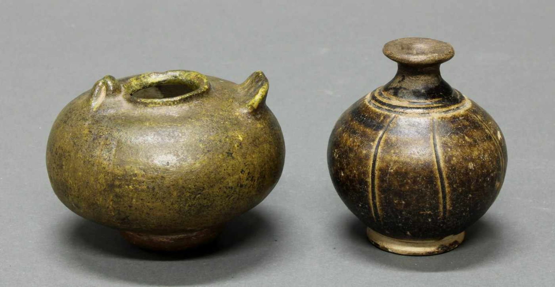 2 Vasen, Khmer, 15./16. Jh., Keramik, braun glasiert, 1x Vogelform, 1x Ritzdekor, 7-8 cm hoch- - -