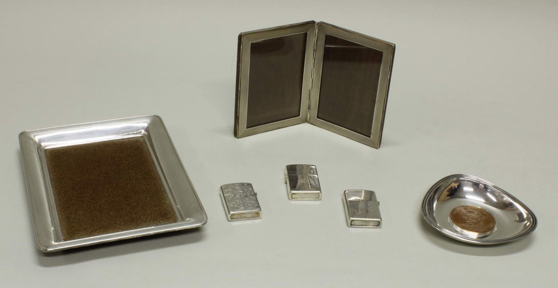 6 Teile, Silber, diverse Ausführungen mit verschiedenen Materialen: 3 Feuerzeuge, Münzschale, - Image 2 of 2