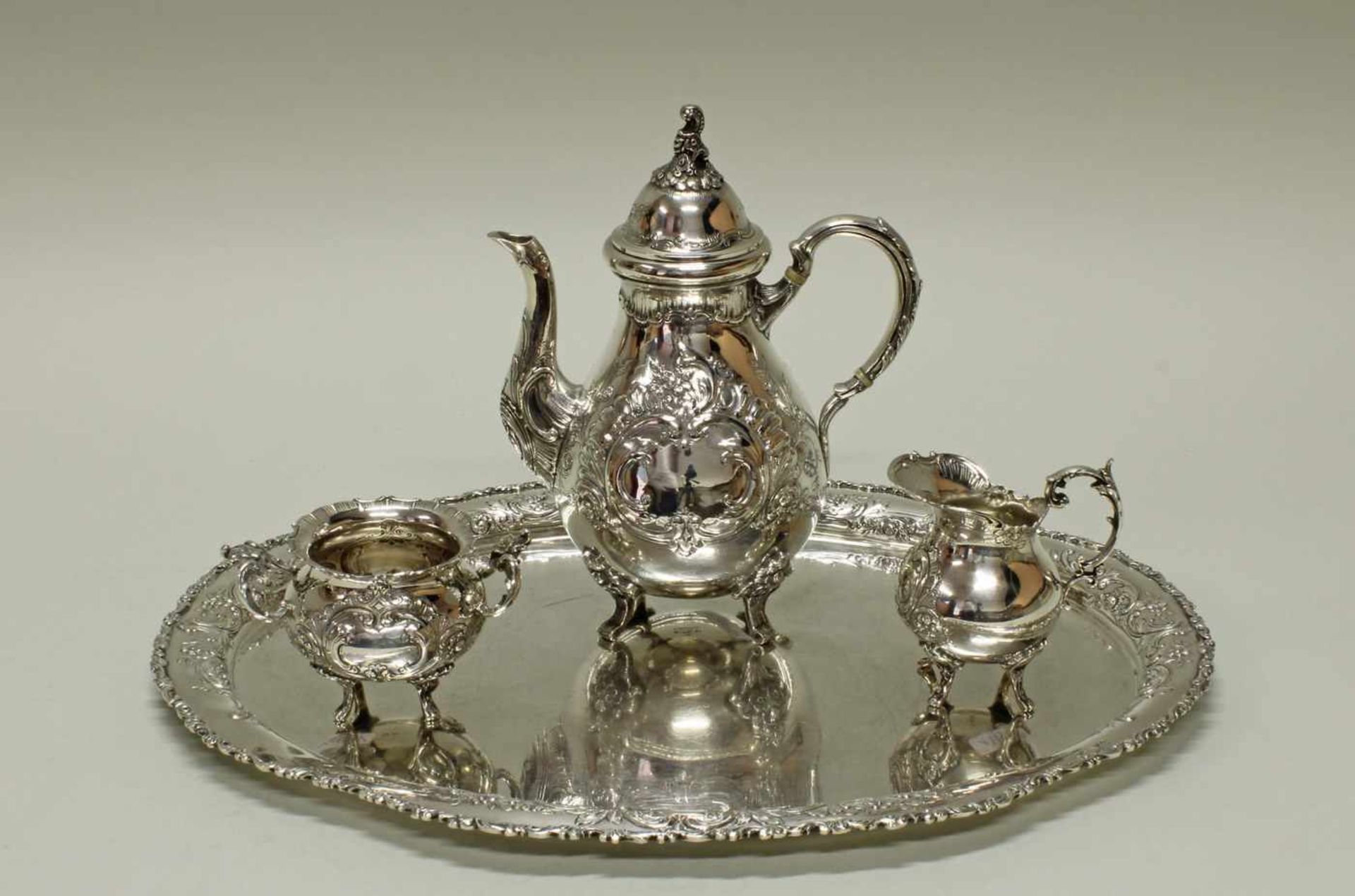 Kaffeekanne, Sahnegießer, Zuckerschale, Tablett, Silber 800, deutsch, Rokokorelief, 7.5-23 cm