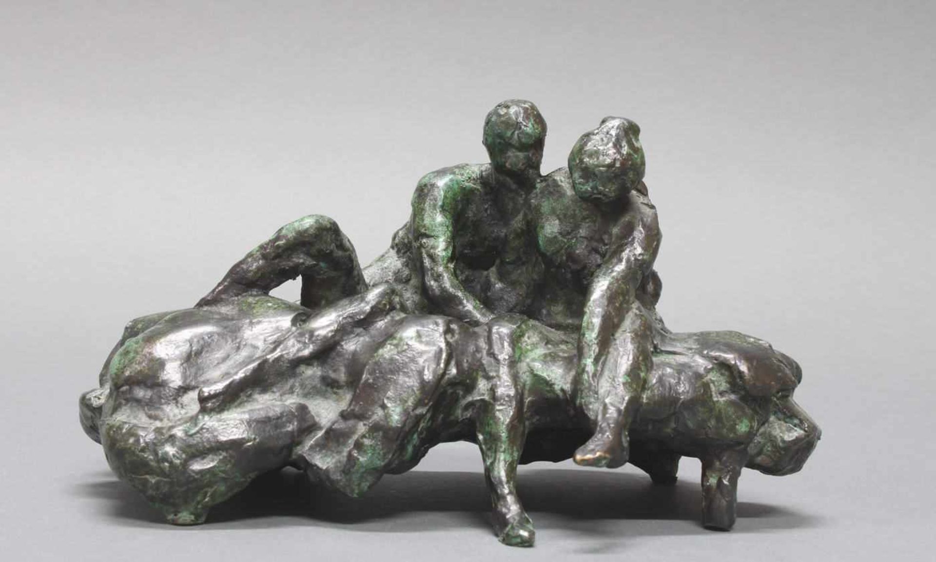 Bronze, grünschwarz patiniert, "Paar", seitlich bezeichnet Bayens, 11 x 18 cm. Hans Bayens, 1923