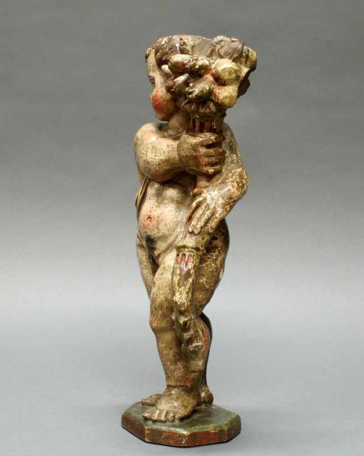 Skulptur, Holz geschnitzt, "Putto mit Füllhorn", wohl 19. Jh., Reste alter Fassung teils übergangen, - Image 6 of 10