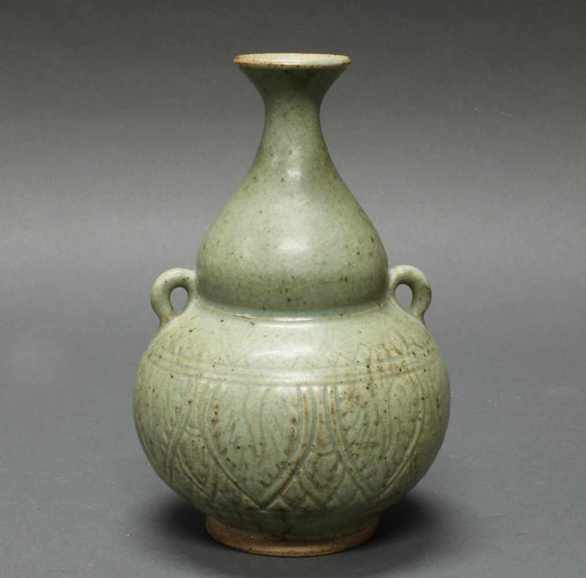 Vase, Satchanalai, 18. Jh. oder früher, Keramik, Seladon, Flaschenform, zwei Ösenhenkel, Blattdekor, - Bild 2 aus 2