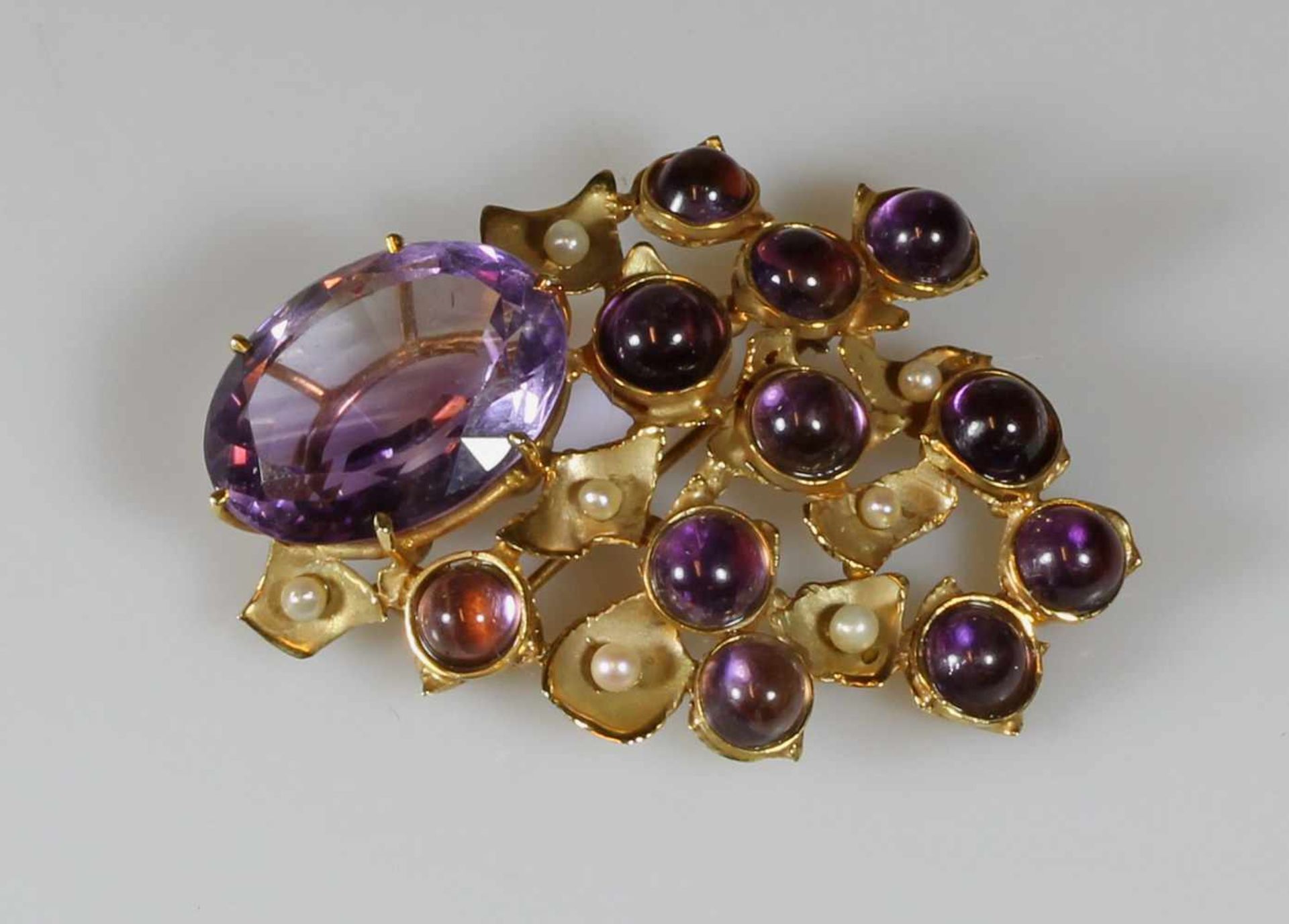 Brosche, GG 585, großer ovaler facettierter Amethyst, 11 Amethyst-Cabochons, 6 wohl natürliche - Bild 2 aus 2