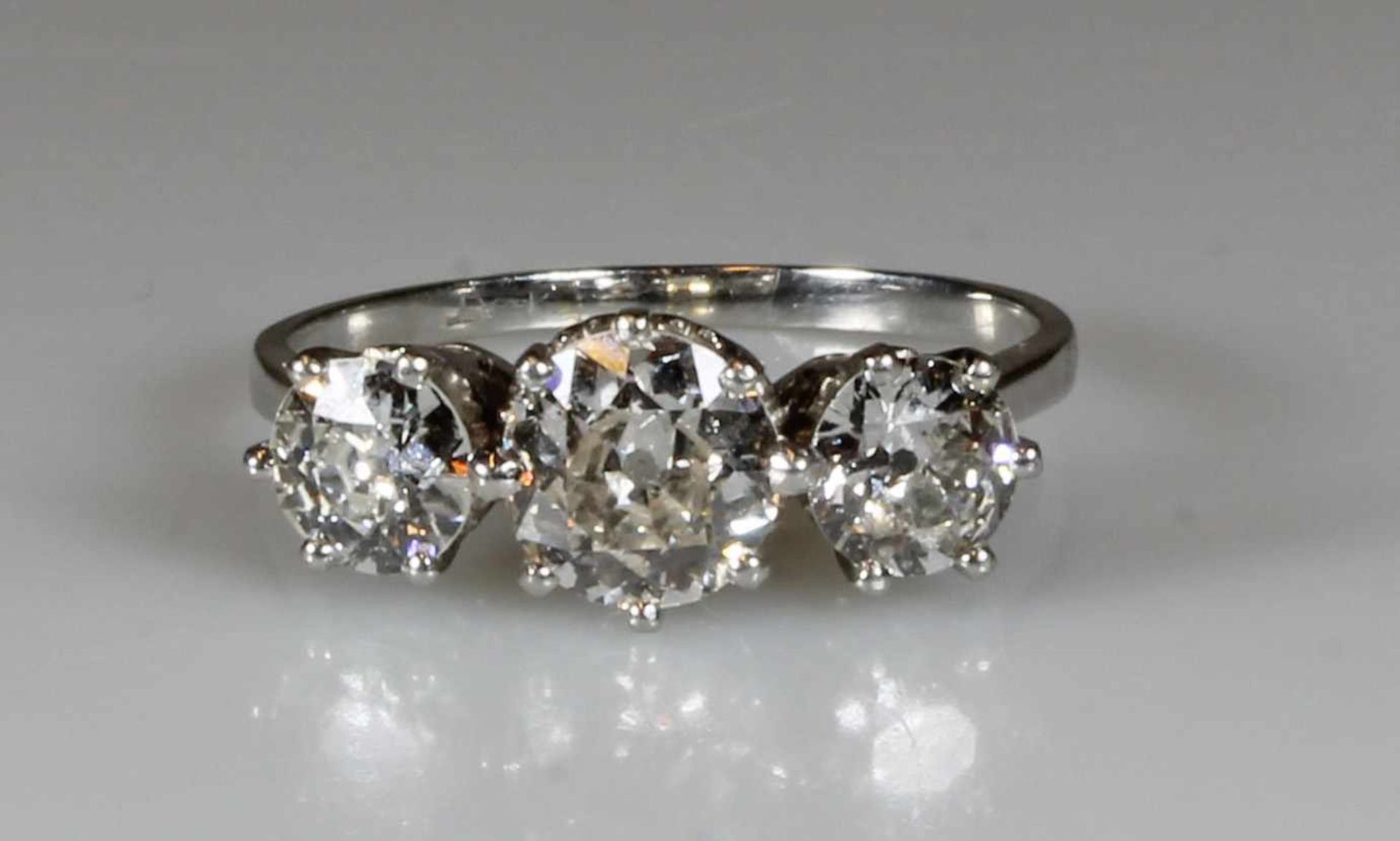 Ring, Platin 950, 1 Altschliff-Diamant ca. 1.30 ct., 2 Altschliff-Diamanten zus. ca. 1.25 ct., - Bild 2 aus 2