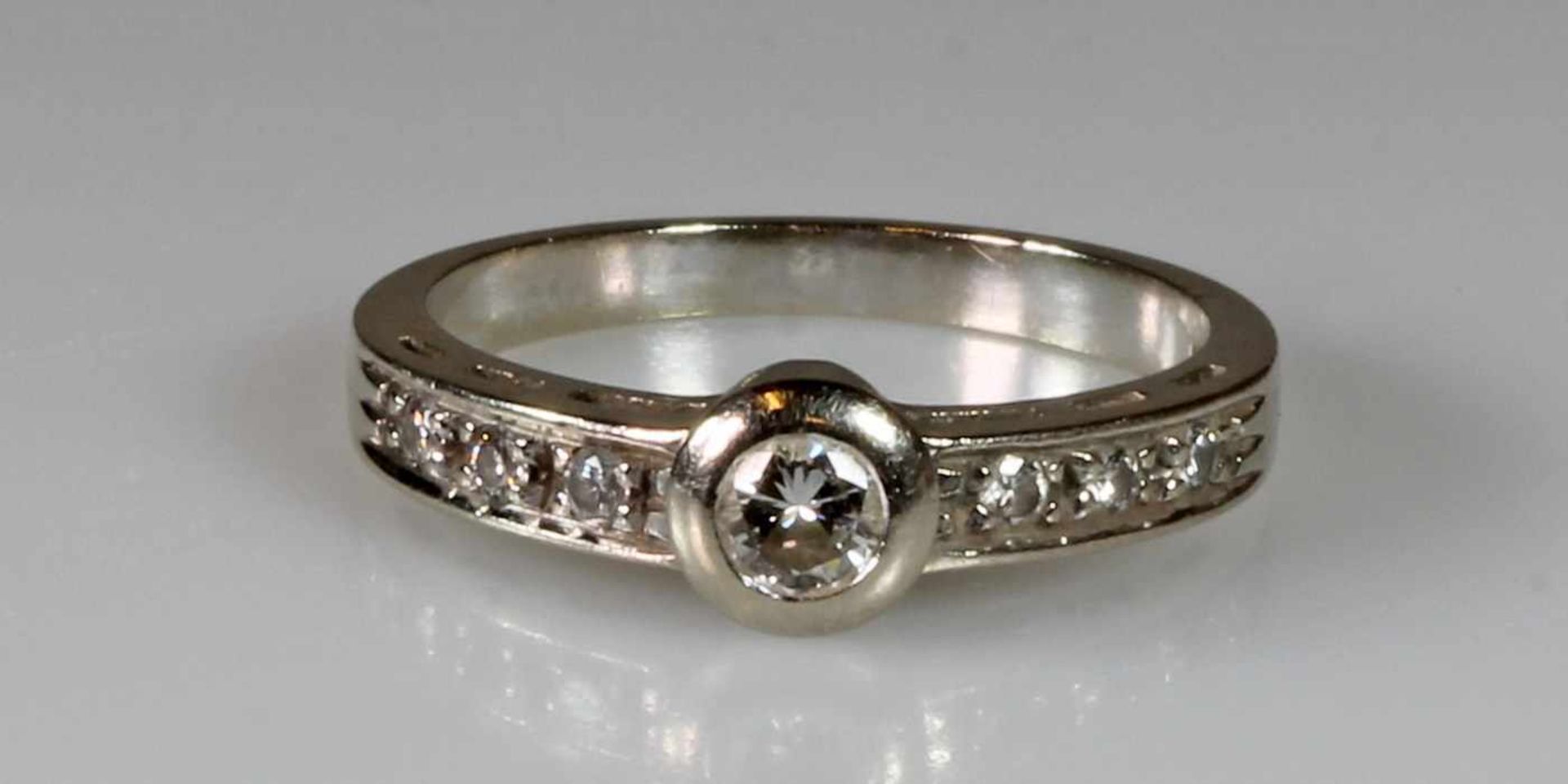 Ring, WG 585, 1 Brillant ca. 0.15 ct., 6 Besatz-Diamanten, 2 g, RM 16.5- - -25.00 % buyer's - Bild 2 aus 2