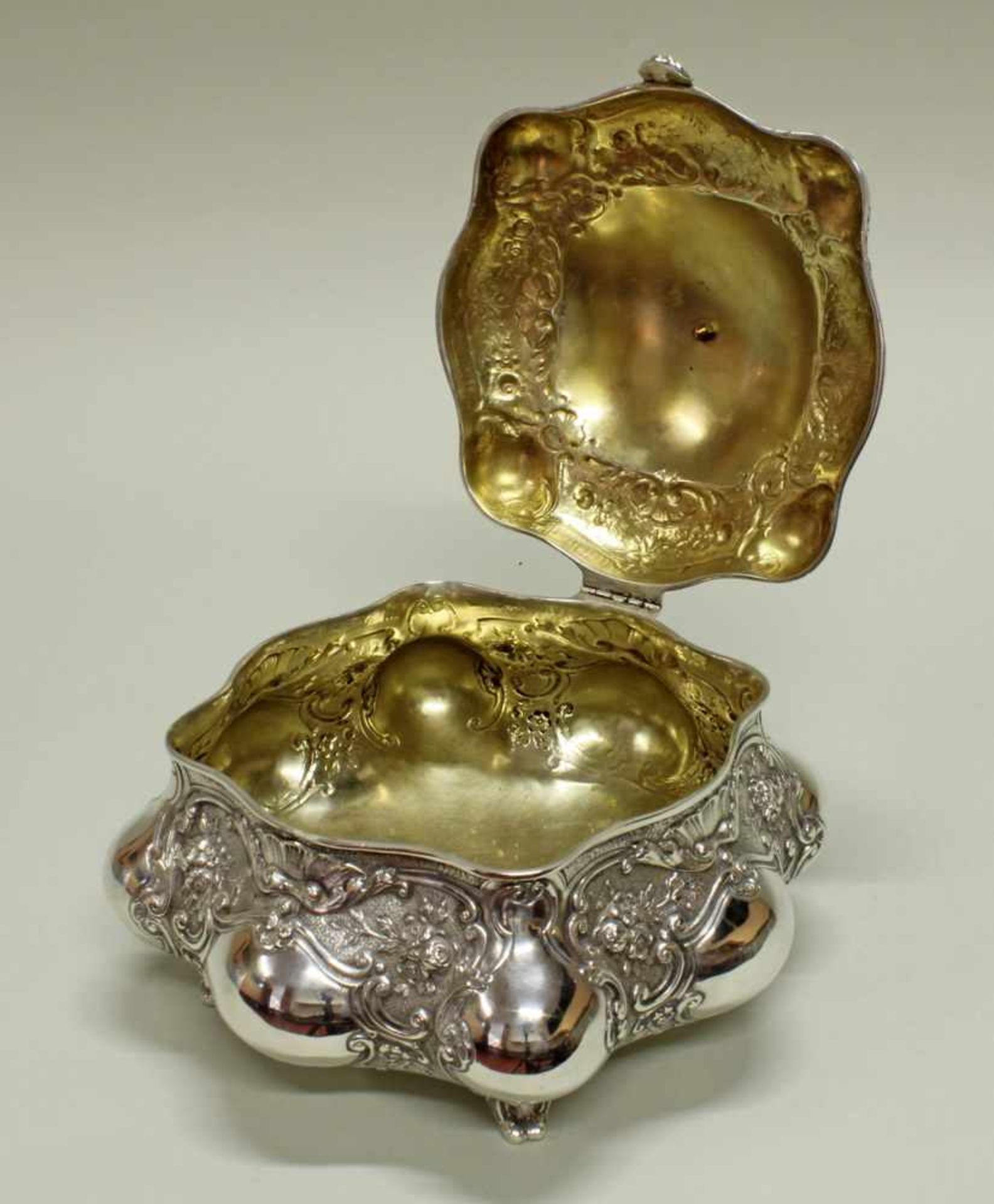 Deckeldose, Silber 800, deutsch, Rokokoform, innen vergoldet, 15 x 20 x 20 cm, ca. 920 g- - -25.00 % - Image 4 of 4