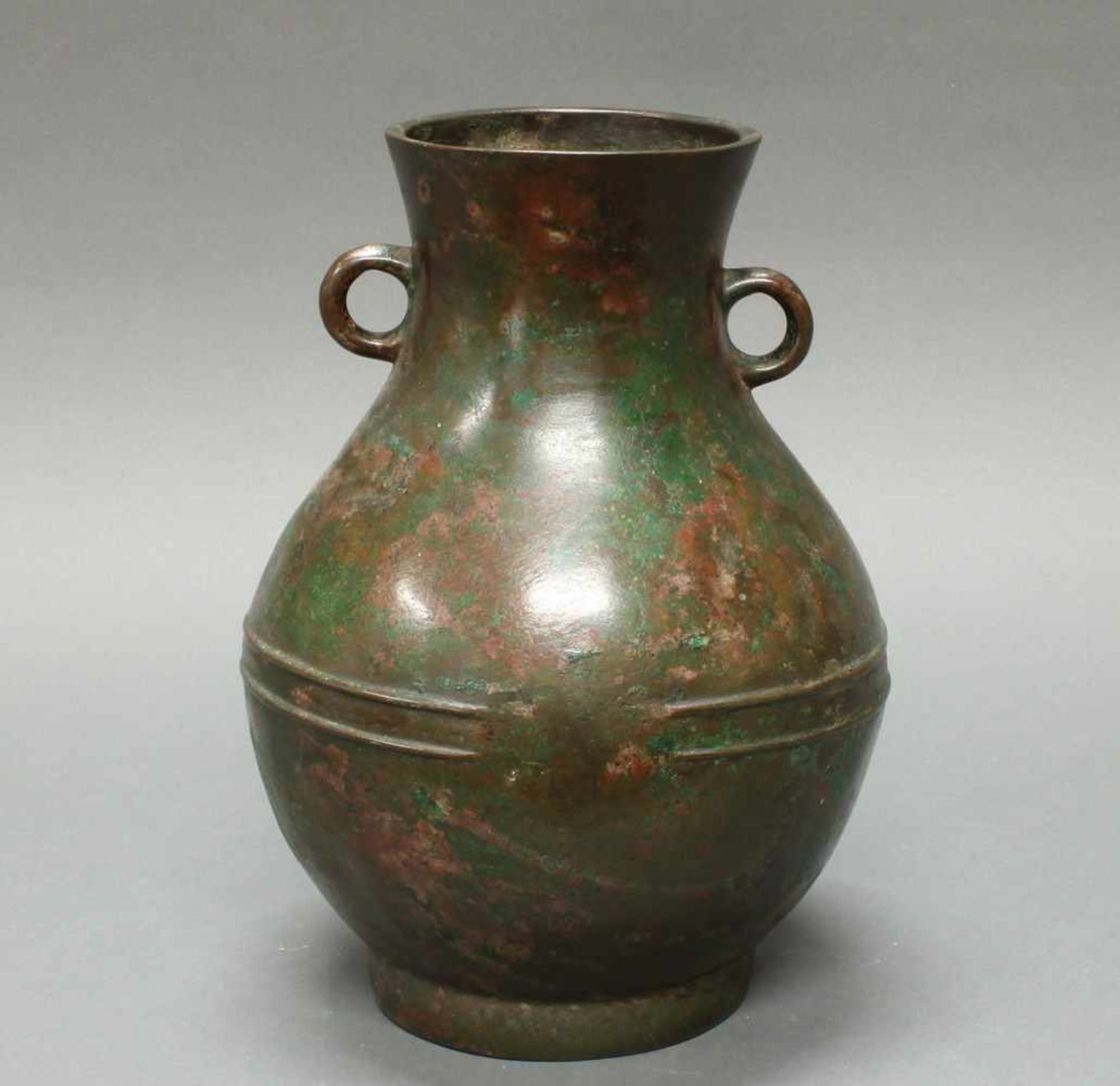 Vase, im Stil der Han-Zeit, 17. Jh., Bronze, Birnform, auf der Schulter zwei Ösen als Handhaben, - Bild 4 aus 4