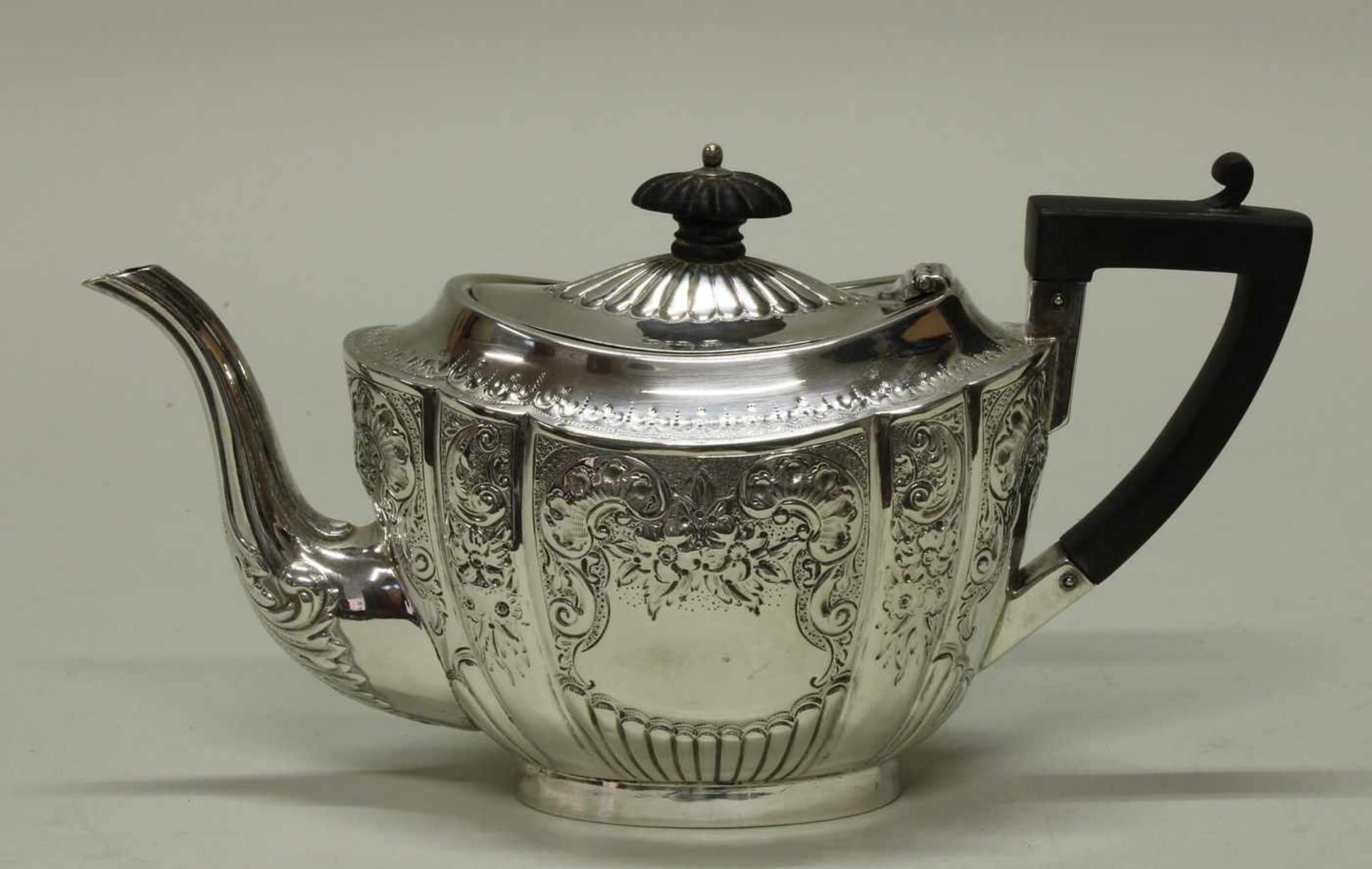 Teekanne, Silber 925, Sheffield, 1895, Meistermarke G.T & Co., floraler Reliefdekor, hochgezogener