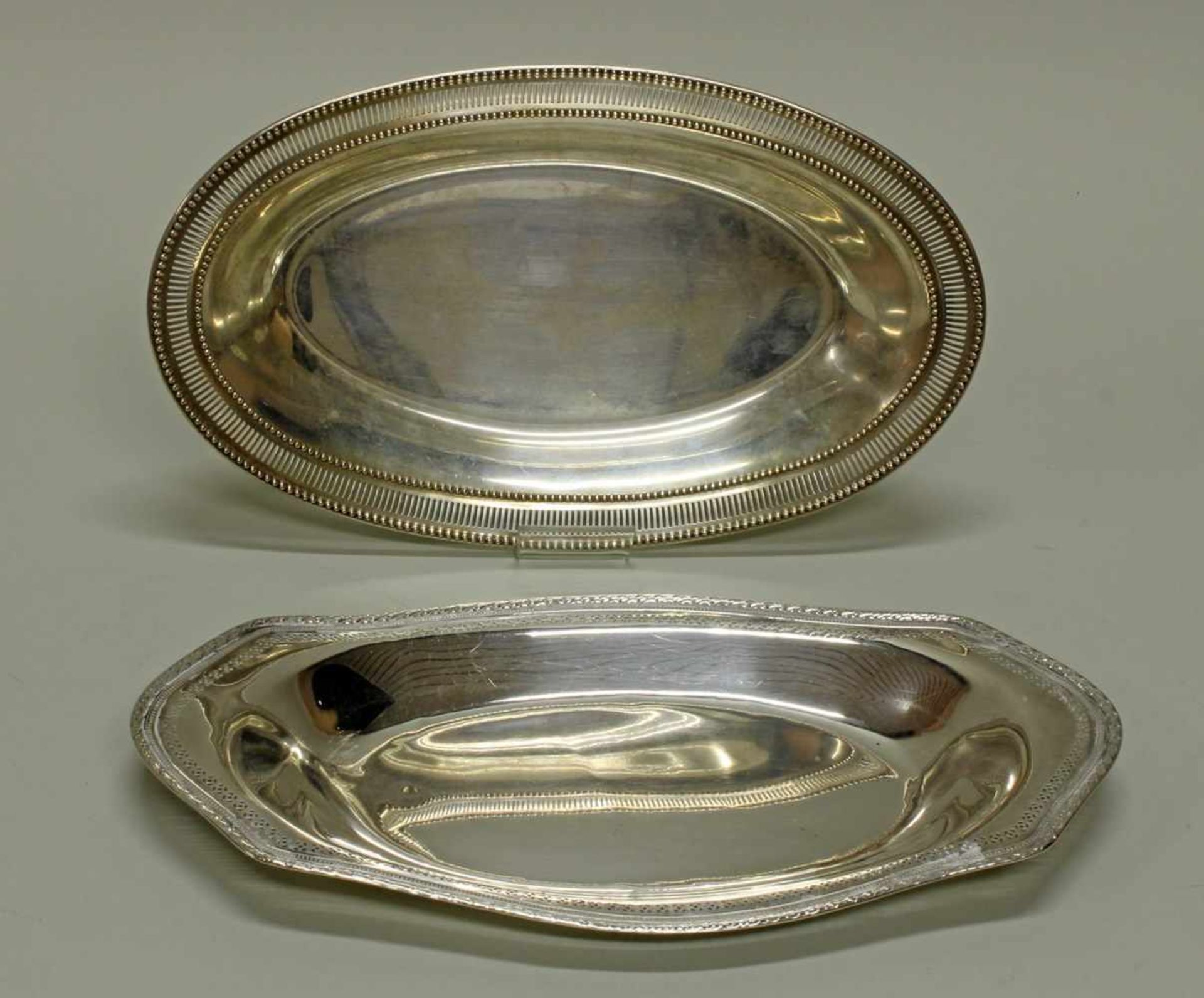 2 Brotschalen, Silber 925, Lorbeer- bzw. Perlrand, Fahne je à jour gearbeitet, 3.3 x 28 x 17 cm, 2.8