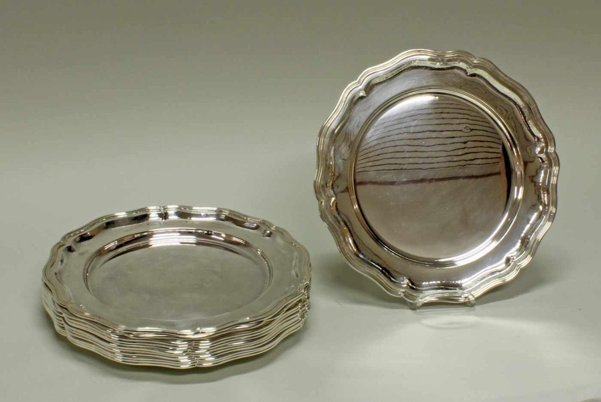 12 Platzteller, Silber 800, Italien, passig-geschweifter Profilrand, ø 31 cm, zus. ca. 7.150 g- - - - Image 2 of 2