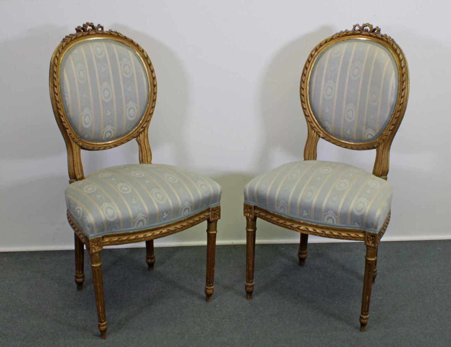 Paar Stühle, Louis XVI-Stil, um 1900, Holz, goldbronziert, gepolstert, Gebrauchsspuren- - -25.00 % - Image 2 of 2