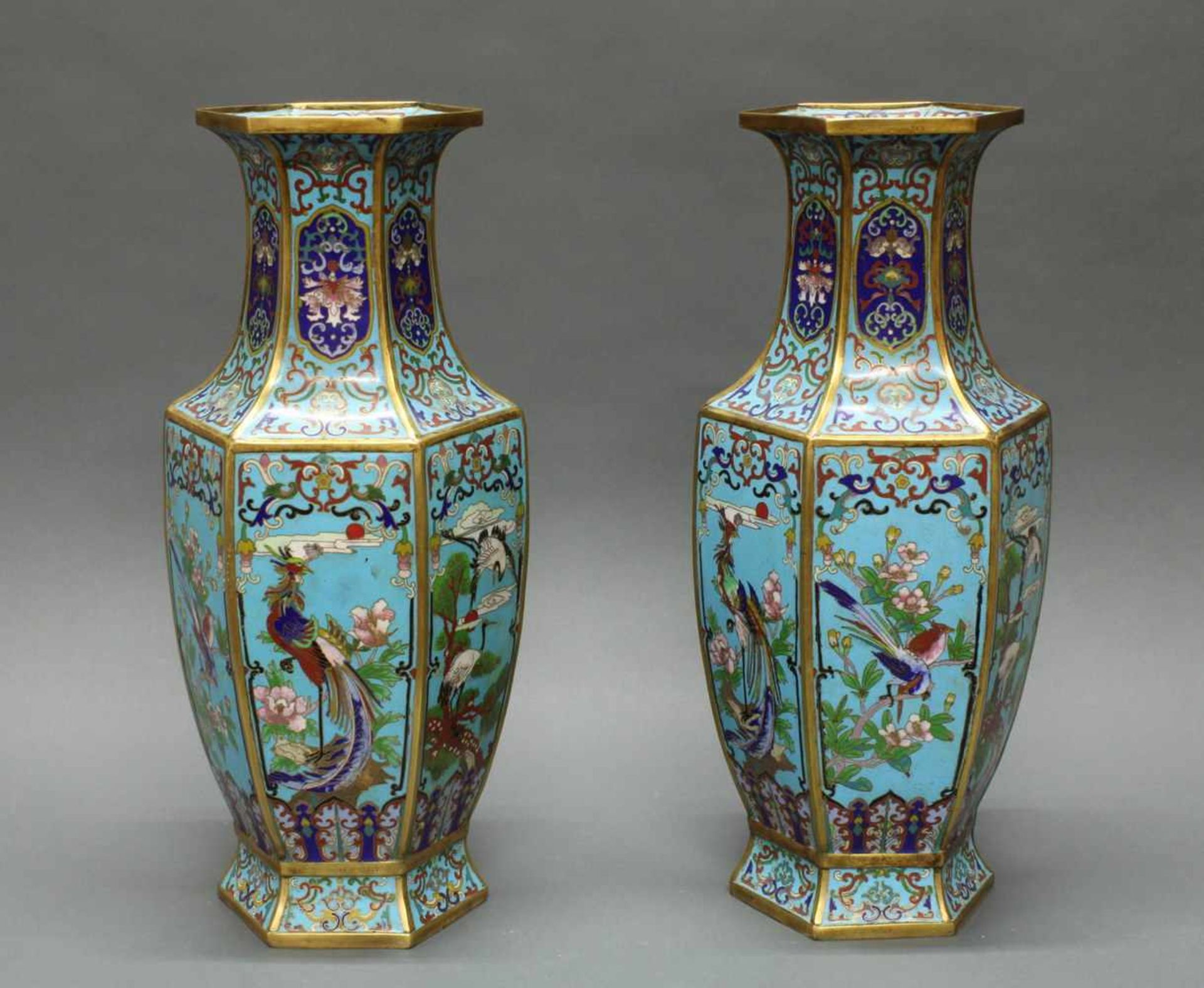 Paar Vasen, China, um 1900, Cloisonné, hexagonale Form, dekoriert mit Phönix auf Felsen und - Bild 4 aus 6