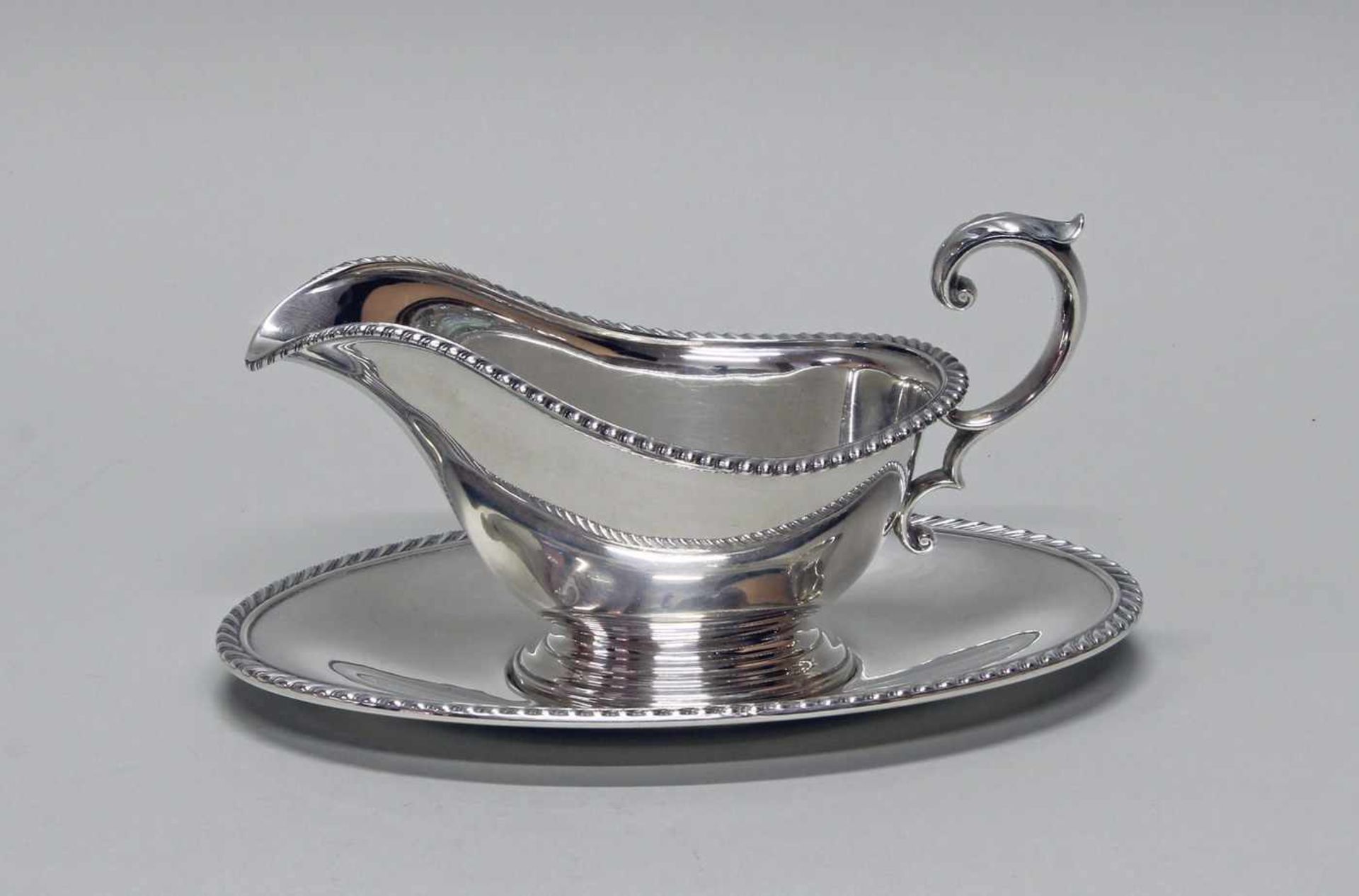 Saucière mit Présentoir, Silber 925, Gorham, profilierter Rand, gesamt 11 x 22 x 13.7 cm, zus. ca. - Image 2 of 4