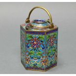 Teekanne, China, um 1900, Cloisonné, hexagonale Wandung mit Einsatz, bewegliche Bügelhenkel,