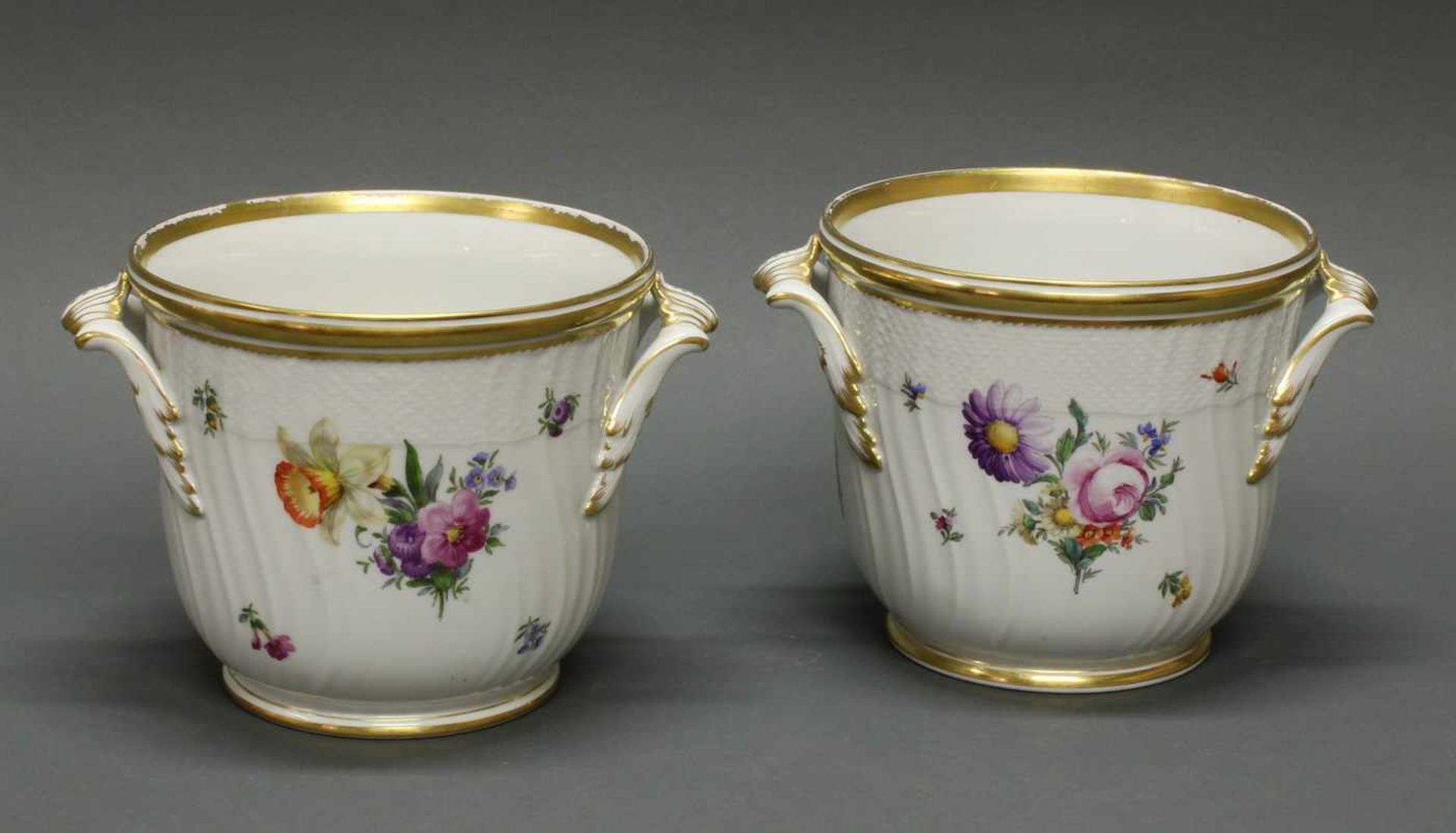 Paar Cachepots, Royal Kopenhagen, sächsische Blume, Goldrand, 16.5 cm hoch, ø 18.5 cm, Goldränder