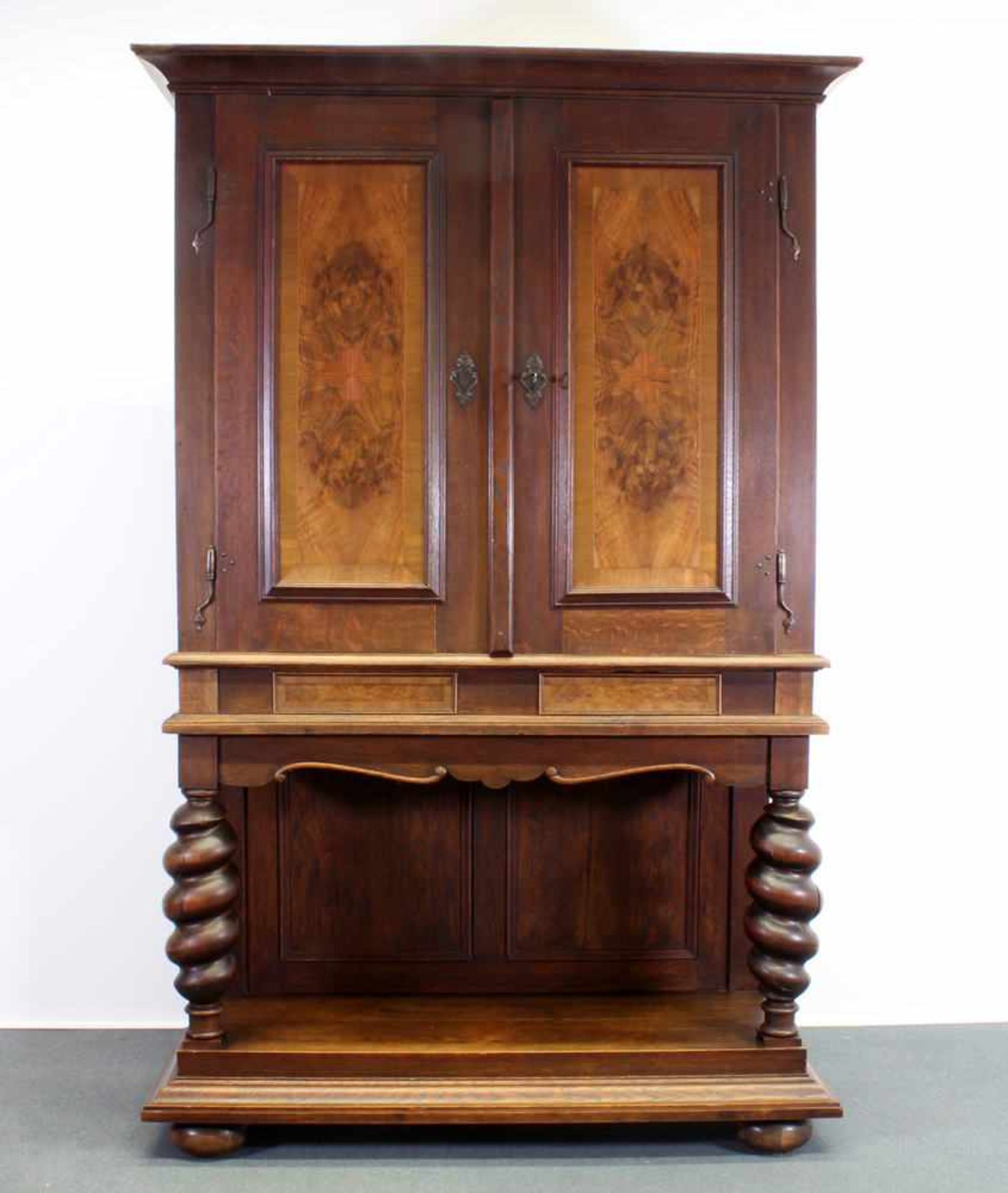 Stollenschrank, Rheinland, um 1880, Eiche, Nussbaumfüllungen, zweitürig, zwei Schübe, 202 x 130 x 47