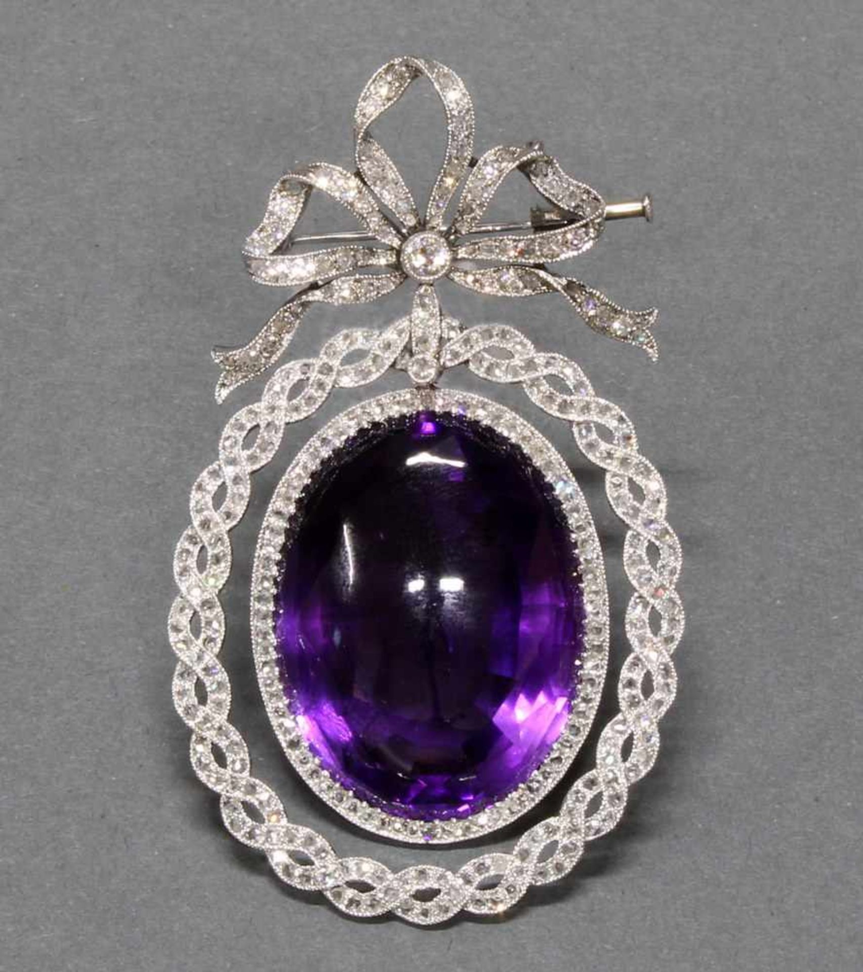 Brosche, um 1900, Platin 950, 1 ovaler Amethyst ca. 75 ct., gemischter Schliff, 1 Altschliff-Diamant - Image 2 of 4